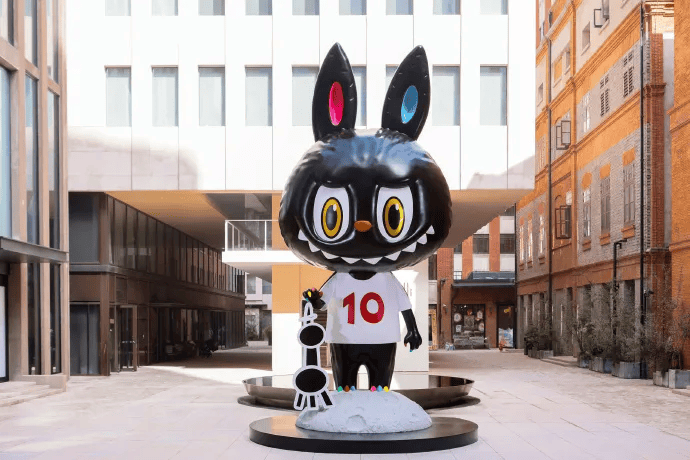 推出LABUBU十周年系列收藏卡PG电子麻将胡了2全球收藏卡巨头(图3)